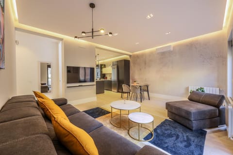 Communal lounge/ TV room, TV and multimedia, Living room, Seating area, Evening entertainment