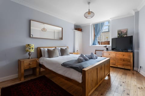 Bed, TV and multimedia, Photo of the whole room, Bedroom