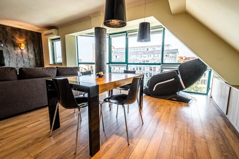 Massage, Seating area, Dining area