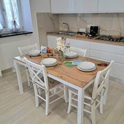 Kitchen or kitchenette, Dining area, stove