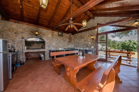 Kitchen or kitchenette, Seating area, Dining area, pet friendly