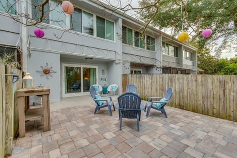 Gulf Breeze Escape with Patio and Community Pool! Apartment in Gulf Breeze