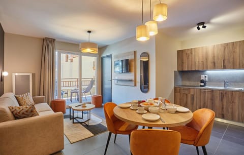 Seating area, Dining area