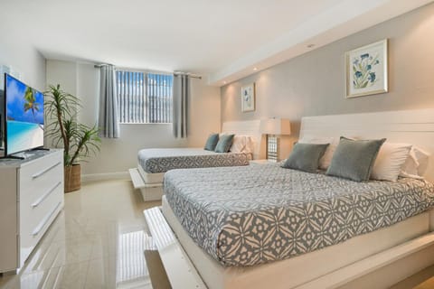 Bed, TV and multimedia, Bedroom