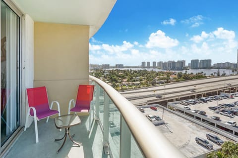 Neighbourhood, View (from property/room), Balcony/Terrace, Seating area, City view, Parking