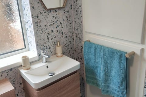 Split Level Bungalow - Sleeps4 - Close to walks House in England