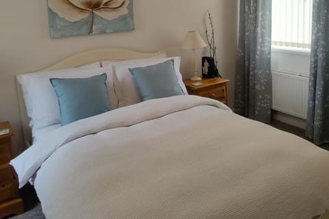 Split Level Bungalow - Sleeps4 - Close to walks House in England