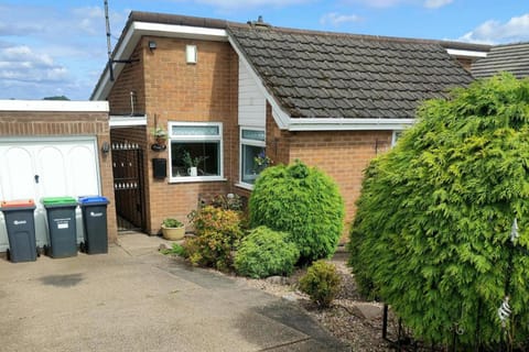 Split Level Bungalow - Sleeps4 - Close to walks House in England