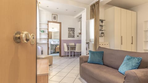 Bathroom, Living room, Photo of the whole room, Seating area, Dining area, furniture, wardrobe