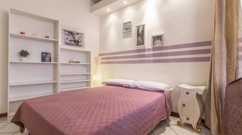 Bed, Photo of the whole room, Decorative detail, Floor plan, Bedroom