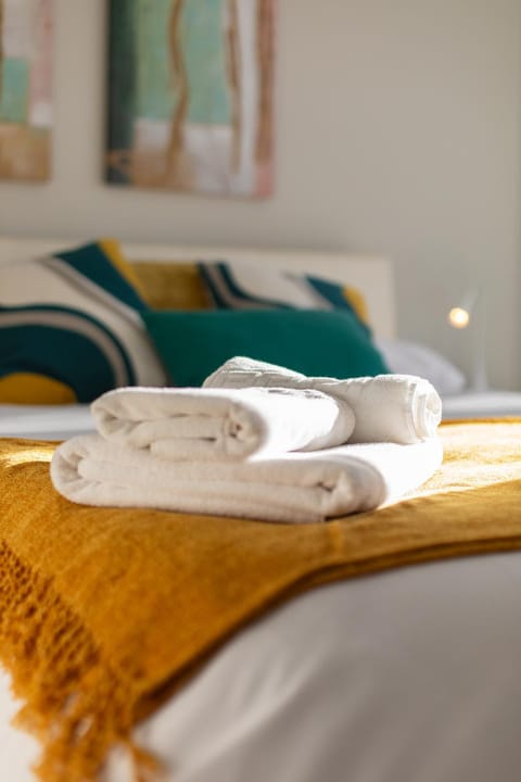 Bed, Bedroom, towels