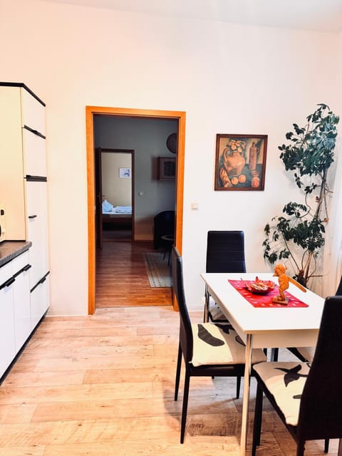 Kitchen or kitchenette, Seating area, Food