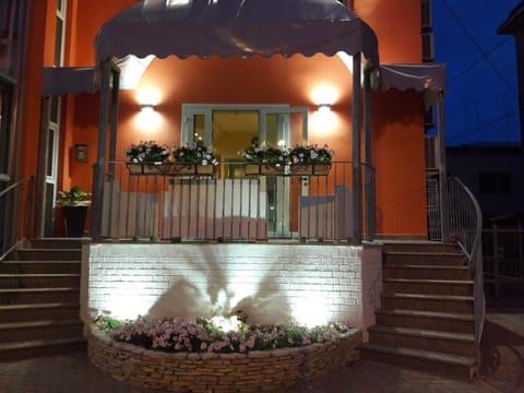 Facade/entrance, Decorative detail
