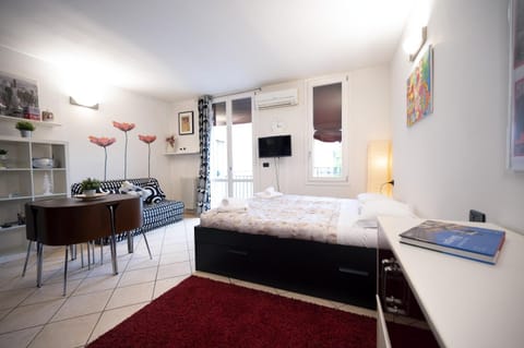 Bed, Living room, Photo of the whole room, Seating area, Bedroom