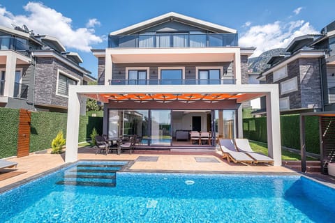 Property building, Patio, Day, Pool view, Swimming pool, Swimming pool, sunbed