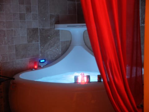 Hot Tub, Bathroom