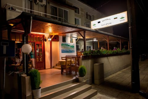 Restaurant/places to eat, Facade/entrance