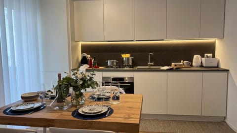 Coffee/tea facilities, Kitchen or kitchenette, Food and drinks, Dining area, Food, pet friendly, stove, toaster