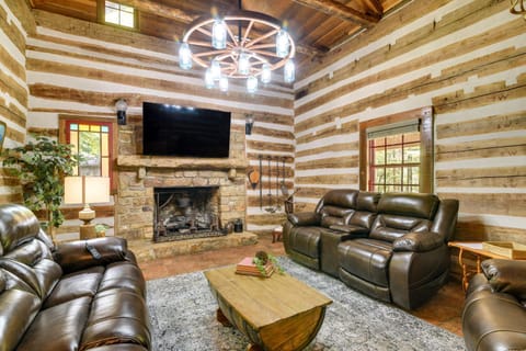 Glasgow Getaway with Patio, Fireplace and Grill! House in Barren River Lake