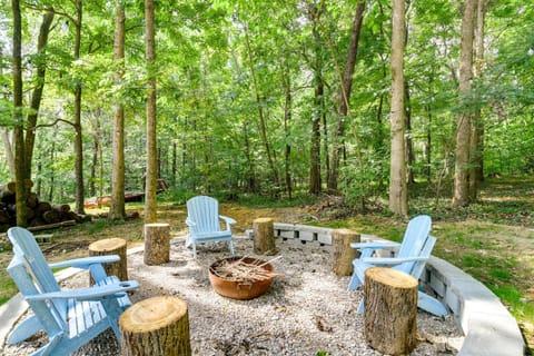 Glasgow Getaway with Patio, Fireplace and Grill! House in Barren River Lake