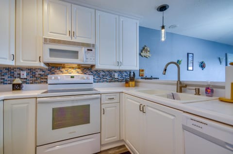 Pool and Dock Access Osage Beach Retreat! Apartment in Osage Beach