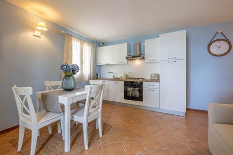 Pets, toaster, kitchen