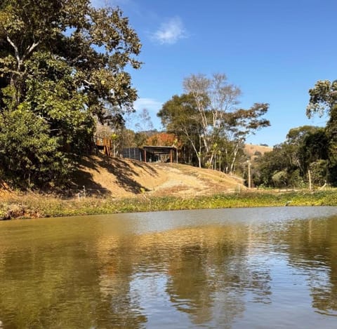 Casa Container com Hidro ao Ar Livre e Vista para a Natureza Miguel Pereira House in Miguel Pereira