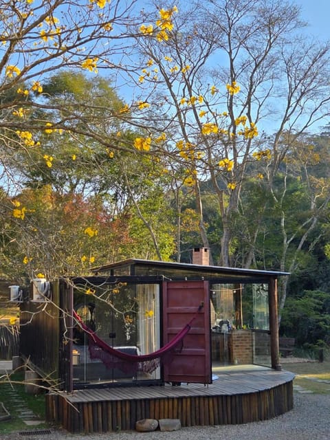 Casa Container com Hidro ao Ar Livre e Vista para a Natureza Miguel Pereira House in Miguel Pereira