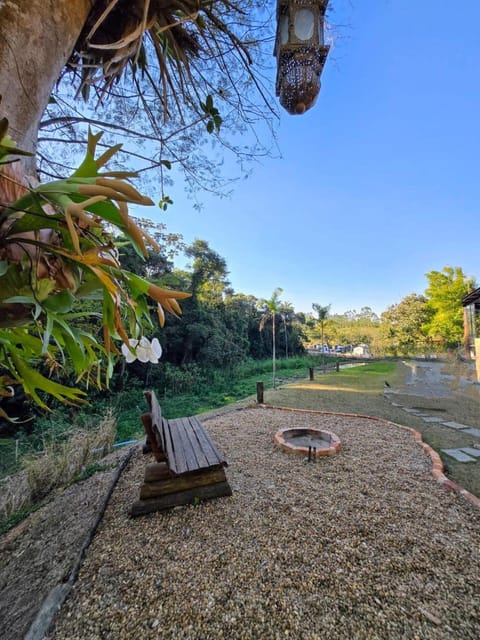Casa Container com Hidro ao Ar Livre e Vista para a Natureza Miguel Pereira House in Miguel Pereira