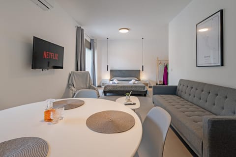 TV and multimedia, Living room, Seating area, Dining area