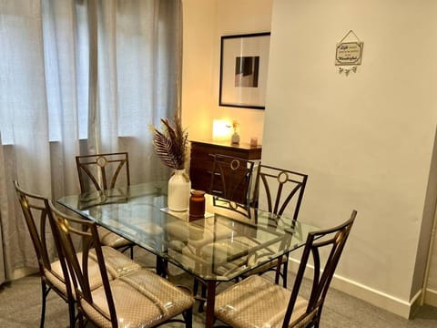 4 Bedroom Terrace house Near Town Center Wellingborough House in Wellingborough