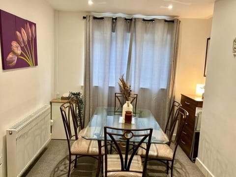 4 Bedroom Terrace house Near Town Center Wellingborough House in Wellingborough