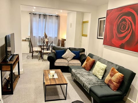 4 Bedroom Terrace house Near Town Center Wellingborough House in Wellingborough