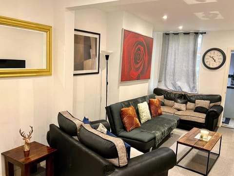 4 Bedroom Terrace house Near Town Center Wellingborough House in Wellingborough