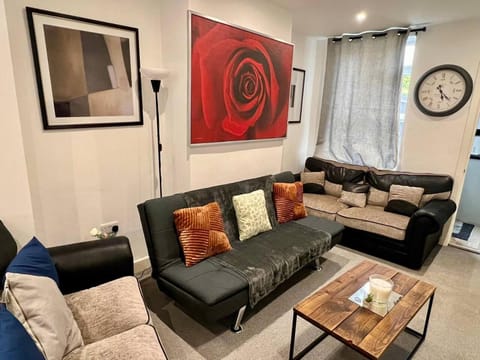 4 Bedroom Terrace house Near Town Center Wellingborough House in Wellingborough