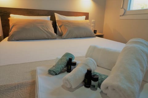 Bed, Bedroom, towels