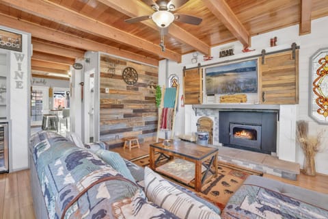 TV and multimedia, Living room, Seating area, flat iron