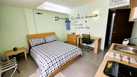 Bed, Coffee/tea facilities, Kitchen or kitchenette, Photo of the whole room, Bedroom