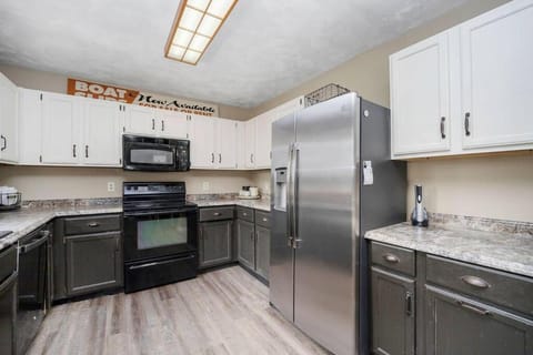 Kitchen or kitchenette, minibar, pet friendly, stove
