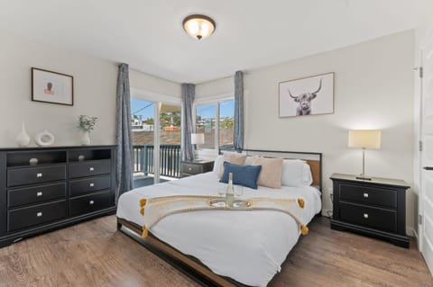 LOVELY Ocean View Beach House 3BR Sleeps 9 House in Sunset Cliffs