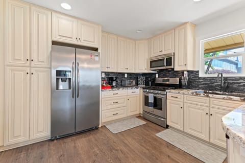 LOVELY Ocean View Beach House 3BR Sleeps 9 House in Sunset Cliffs