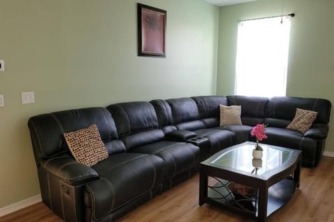 Charming Vacation House 3Be 2Ba Solar heated pool Villa in Town N Country