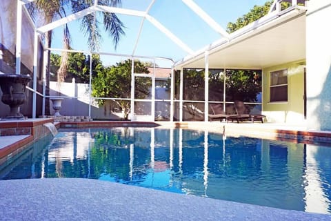 Charming Vacation House 3Be 2Ba Solar heated pool Villa in Town N Country