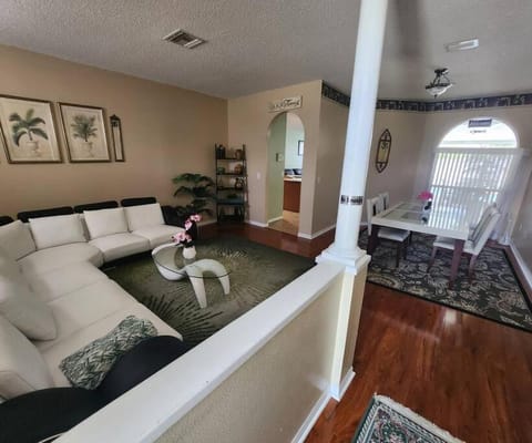 Charming Vacation House 3Be 2Ba Solar heated pool Villa in Town N Country