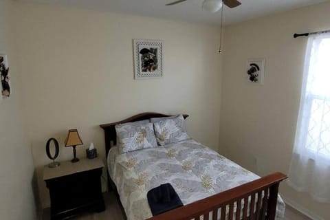 Charming Vacation House 3Be 2Ba Solar heated pool Villa in Town N Country