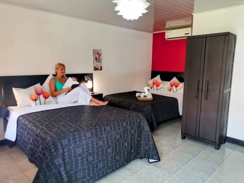 Bed, People, Photo of the whole room, Bedroom, fireplace, air conditioner