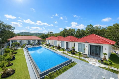 Property building, Day, Swimming pool