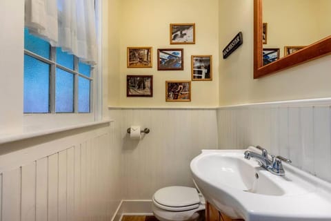 5 min walk to Equinox from The Manchester West House in Vermont