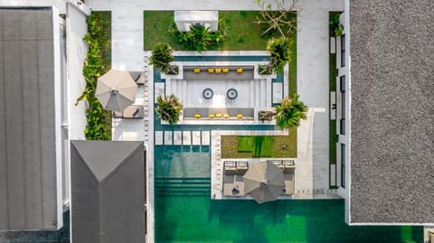 Property building, Bird's eye view, Seating area, Pool view, Swimming pool, Parking, internet, sunbed