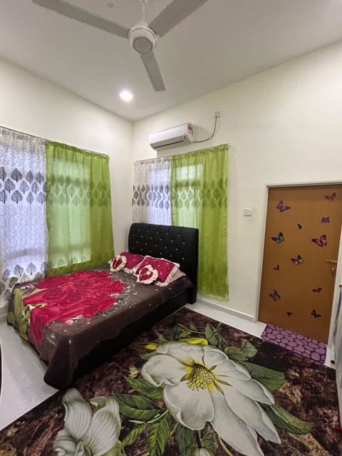Photo of the whole room, Bedroom, fireplace
